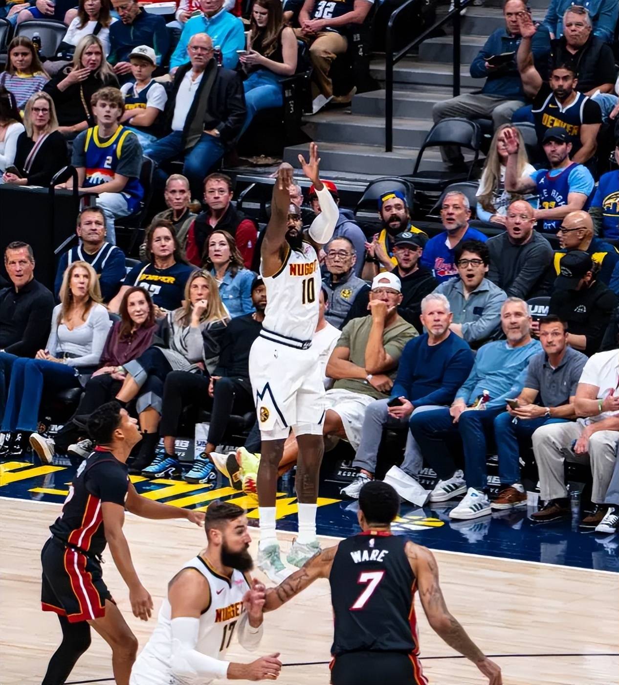 金年会下载-关于清晨体能课后，奥兰多魔术队长鼓劲备战NBA常规赛，更衣室稳定，赛程密集仍需轮换的信息